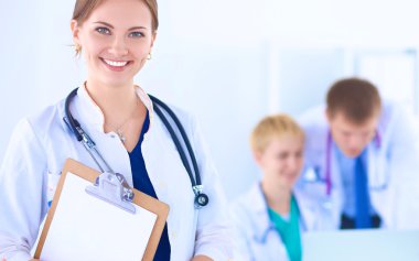 Tıp grubunun önünde çekici bir kadın doktor.