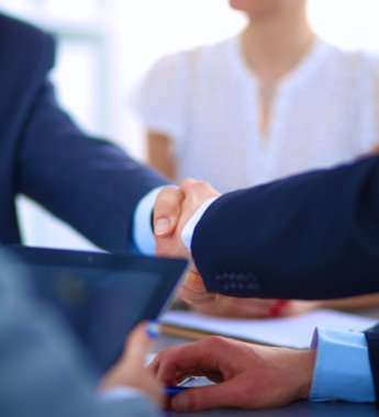 İş adamları el sıkışıyor, toplantıyı bitiriyor.