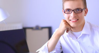 Genç işadamı ofis Resepsiyon duran, çalışma