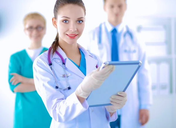 Woman doctor standing with folder at hospital — Stock Photo, Image