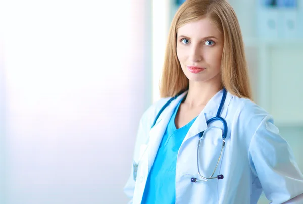 La doctora está parada en la ventana cercana. —  Fotos de Stock