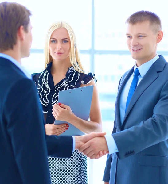 Zakenmensen schudden elkaar de hand na de vergadering — Stockfoto