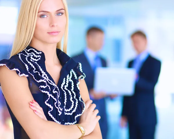 İş kadını ofiste ön planda duran