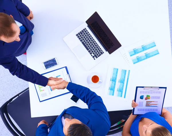 Mensen uit het bedrijfsleven schudden handen - topview — Stockfoto