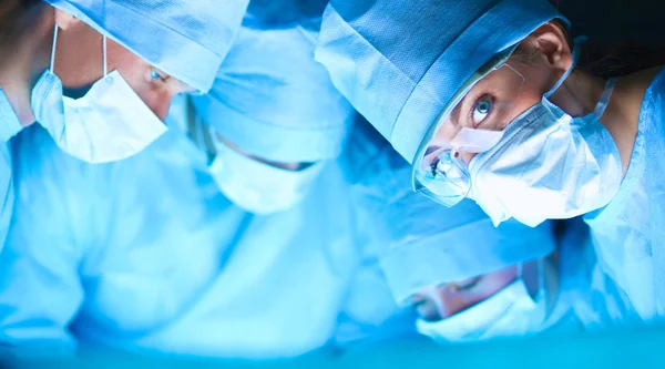 Equipe de cirurgia jovem na sala de cirurgia — Fotografia de Stock