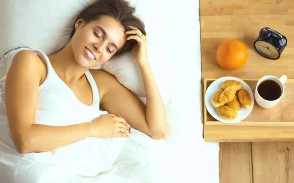 Junge schöne Frau liegt im Bett — Stockfoto