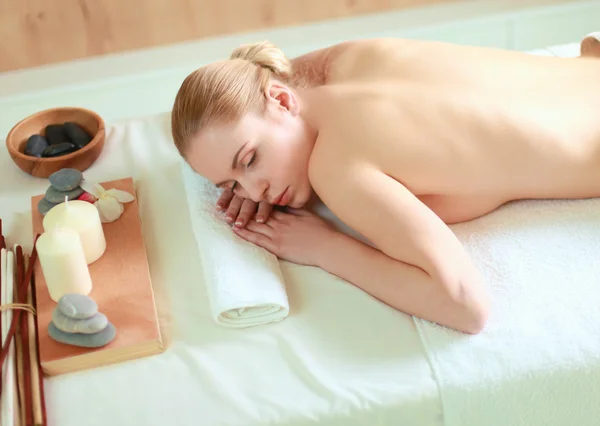 Hermosa joven recibiendo masaje de spa, tumbado en el salón —  Fotos de Stock