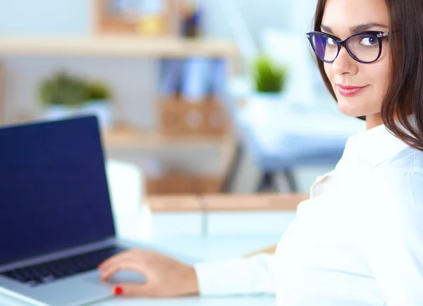 Jolie femme d'affaires assise sur le bureau dans le bureau — Photo