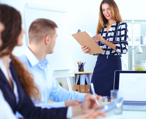 Uomini d'affari che siedono e discutono alla riunione di lavoro, in ufficio — Foto Stock