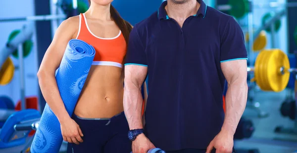 Junge Männer und Frauen entspannen sich in Sportkleidung im Fitnessstudio — Stockfoto