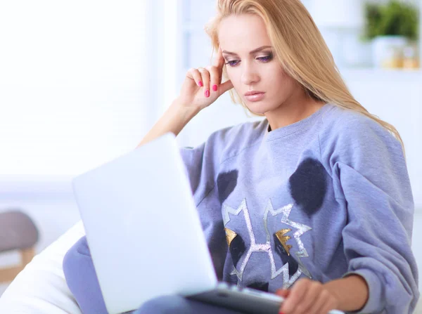 Junge schöne Frau mit einem Laptop-Computer zu Hause — Stockfoto