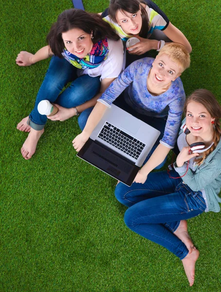 Grupo de jóvenes estudiantes que utilizan el ordenador portátil juntos — Foto de Stock