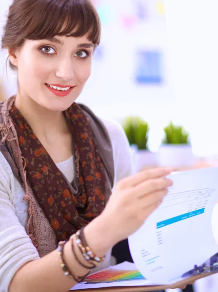 Porträt einer attraktiven Modedesignerin am Schreibtisch — Stockfoto