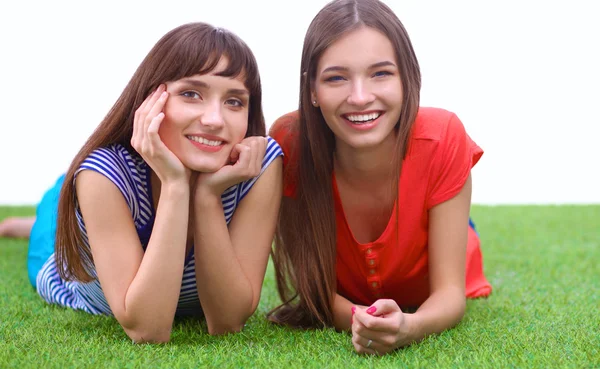 緑の草の上に横たわる 2 人の若い女性 — ストック写真