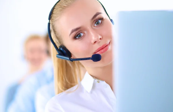 Atractivos jóvenes empresarios y colegas positivos en una oficina de call center — Foto de Stock