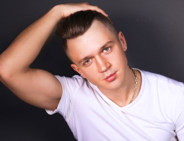 Studio moda portre genç adam