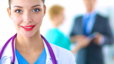 Kadın doktor hastanede dosyayla bekliyor.