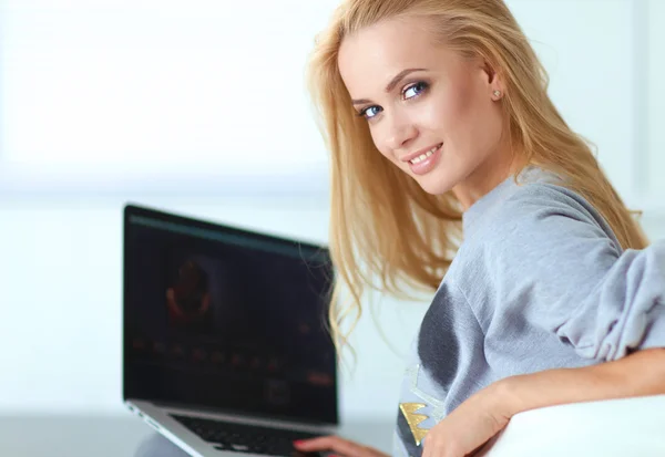 Jovem mulher bonita usando um computador portátil em casa — Fotografia de Stock