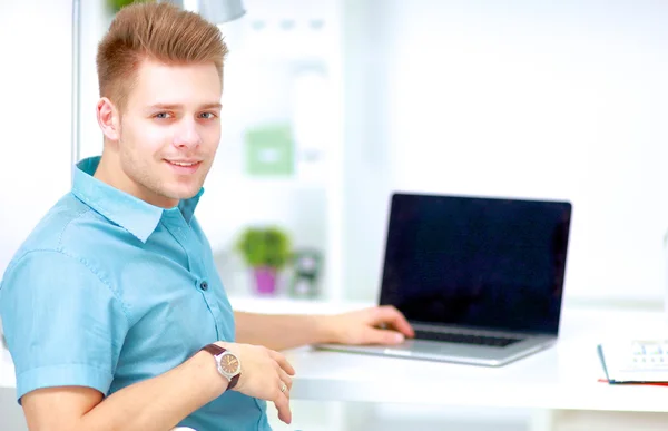 Young businessman working in office, sitting at desk — Stock Photo, Image