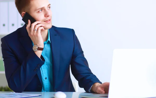 Jeune homme d'affaires travaillant au bureau, assis au bureau — Photo