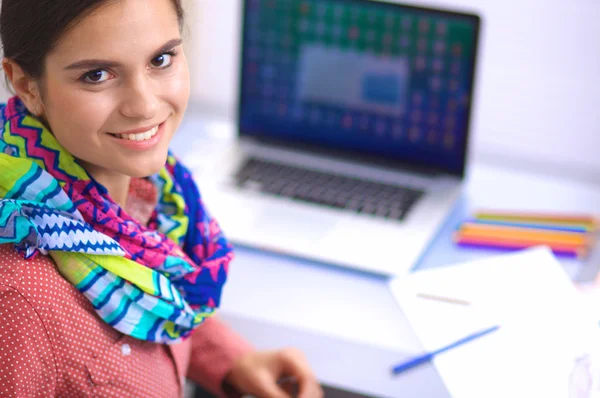 Jonge modeontwerper werkt in studio. — Stockfoto