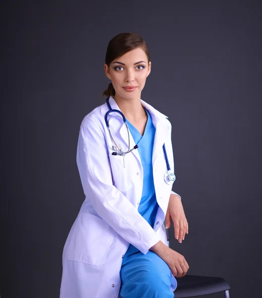 Доктор жінка зі стетоскопом ізольована на сірому фоні — стокове фото
