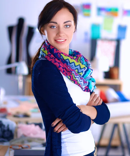 Schöne Modedesignerin steht im Atelier — Stockfoto