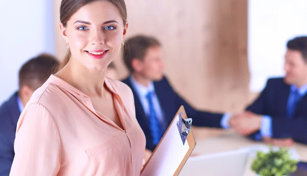 Zakenmensen zitten en discussiëren op zakelijke bijeenkomst, in functie — Stockfoto