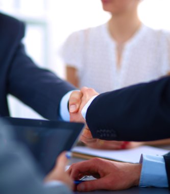 İş adamları el sıkışıyor, toplantıyı bitiriyor.