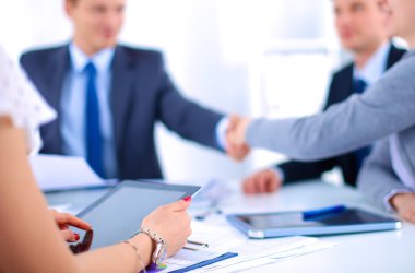 İş adamları el sıkışıyor, toplantıyı bitiriyor.