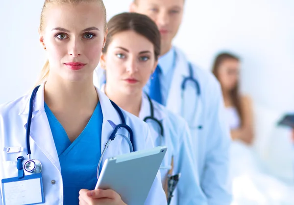 Porträt einer Gruppe lächelnder Krankenhauskollegen, die zusammen stehen — Stockfoto