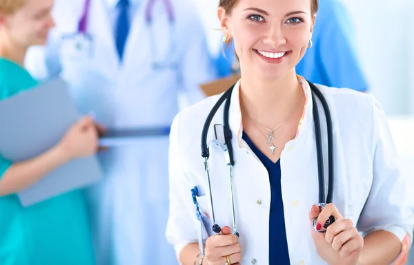 Attractive female doctor in front of medical group — Stock Photo, Image
