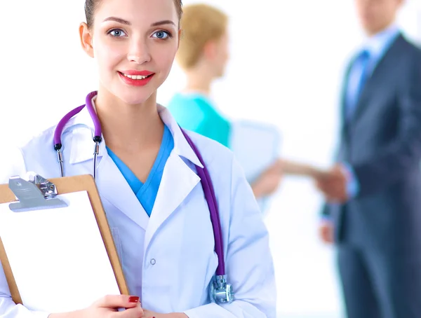 Mulher médico de pé no hospital — Fotografia de Stock