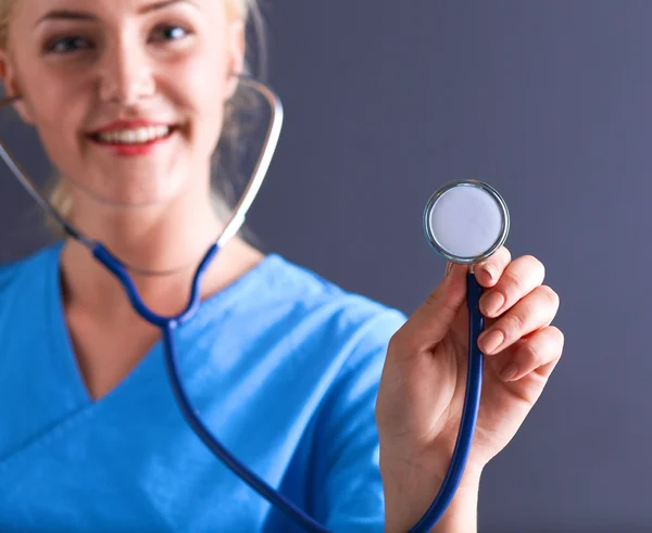 Kobieta-lekarz ze stetoskopem słuchającym, odizolowana na szarym tle — Zdjęcie stockowe