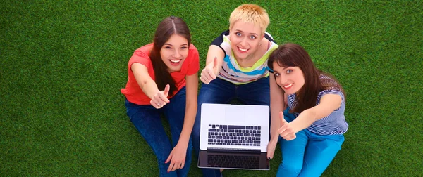 Grupo de jovens estudantes usando laptop juntos — Fotografia de Stock