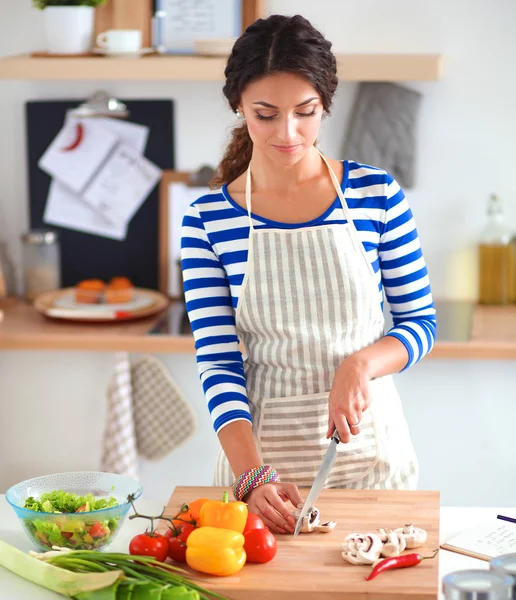 Fiatal nő készül a saláta, a konyhában — Stock Fotó