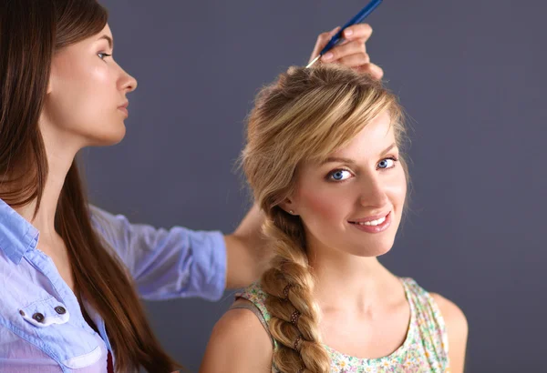 Mujer joven peluquera hacer peinado chica en el salón —  Fotos de Stock