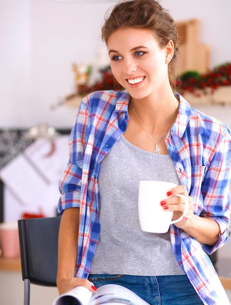 Mujer leyendo mgazine En la cocina en casa — Foto de Stock