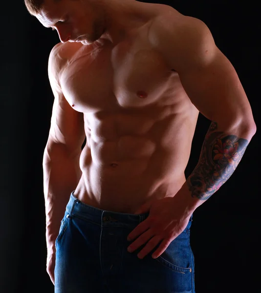 Gesunder muskulöser junger Mann. isoliert auf schwarzem Hintergrund — Stockfoto