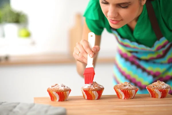 Kadın mutfakta pasta yapıyor. — Stok fotoğraf