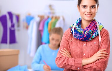 Stüdyoda çalışan genç moda tasarımcısı.