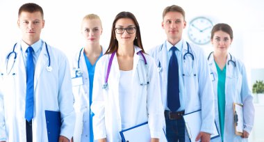 Birlikte ayakta duran bir grup gülümseyen hastane arkadaşının portresi.