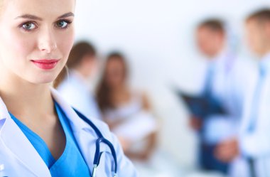 Kadın doktor hastanede dosyayla bekliyor.