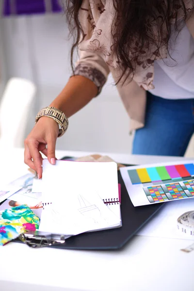 Lächelnde Modedesignerin sitzt am Schreibtisch — Stockfoto