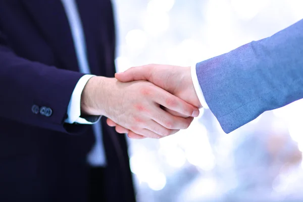 Бизнесмены пожимают руки, изолированные на белом фоне — стоковое фото