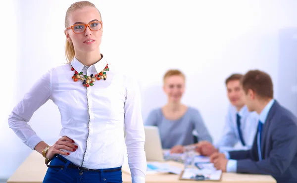 Portret van een jonge vrouw werkend op kantoor staand — Stockfoto