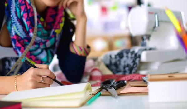 Dressmaker projektowanie wzoru ubrania na papierze — Zdjęcie stockowe