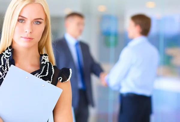 Zakenvrouw permanent op voorgrond in office — Stockfoto