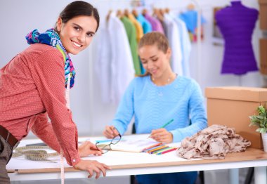 Stüdyoda çalışan genç moda tasarımcısı.