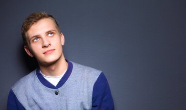 siyah arka plan üzerine yakışıklı bir genç adam portresi